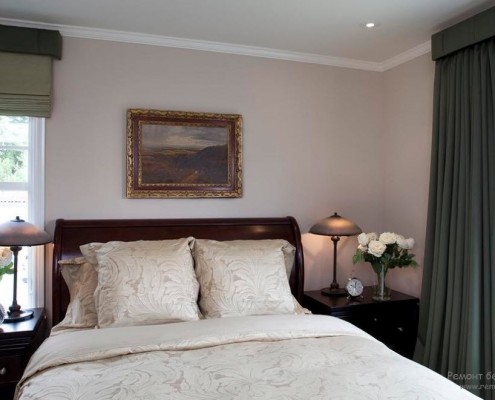Dormitorio con cortinas de oliva