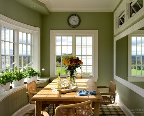 Sala da pranzo con pareti di ulivo