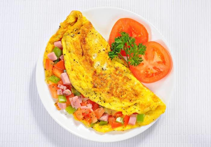 omletas su kumpiu ir daržovėmis ryto pusryčiams patiems, paprastas ir greitas maistas