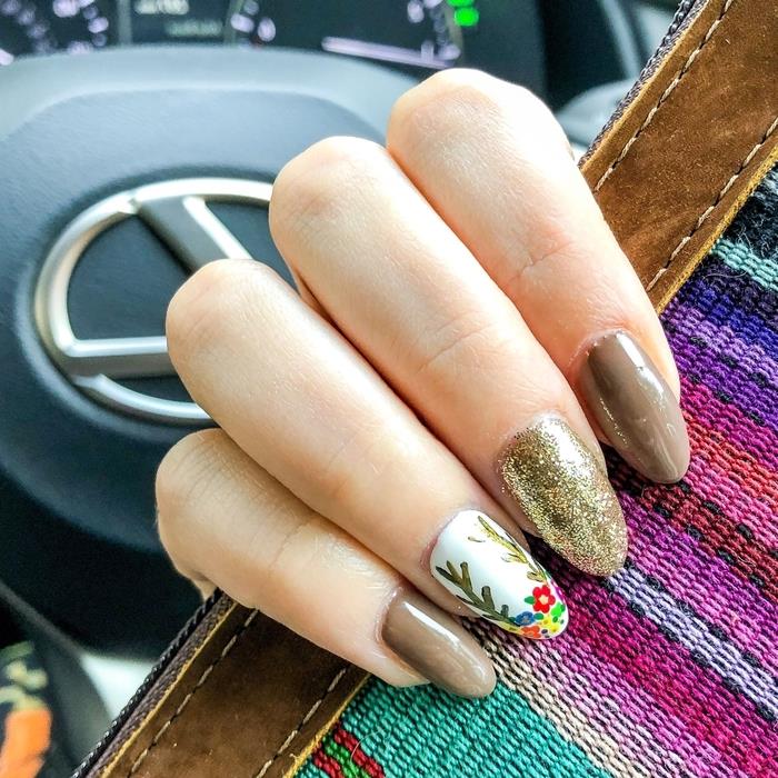 Trendy gel za nohte 2020 zlati bleščeči lak za nohte beli lak za nohte manikura z jeleni in cvetličnim dizajnom nude base nail art jesen nail art