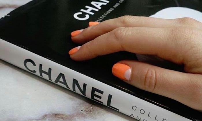 polmesečna manikura v oranžni in beli barvi, kvadratni nohti, knjiga v črno -beli barvi