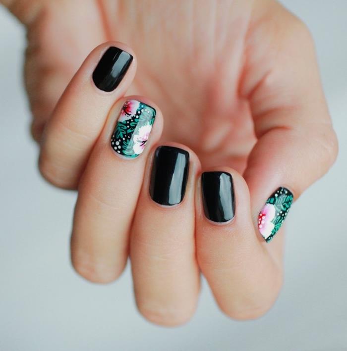 nail art na kratkih črnih nohtih s cvetličnim dizajnom v zeleni in bledo roza barvi, gel manikura brez podaljškov