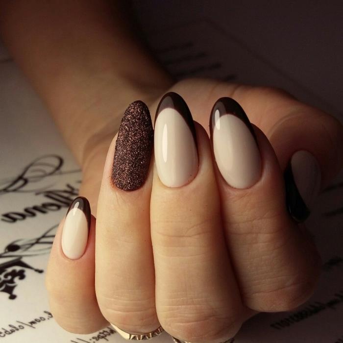 Model francoske manikure v rjavi različici na dolgih mandljevih nohtih, deco nail art z rjavimi bleščicami