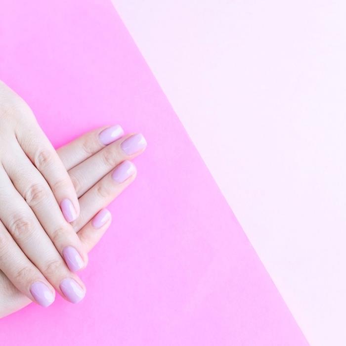 trendovska barva nohtov, bledo roza odtenek manikure na srednjih nohtih, zdrave in lepe roke z roza manikuro