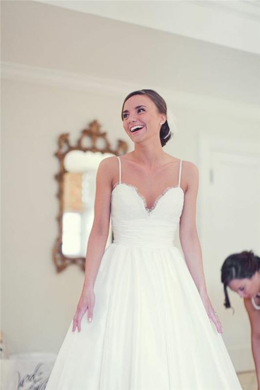 pasirinkti paprastą nėrinių vestuvių suknelę-ilgą baltą suknelę