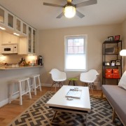 Virtuvė-studija su baltais baldais