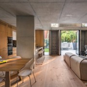 Cucina-studio, decorata con legno