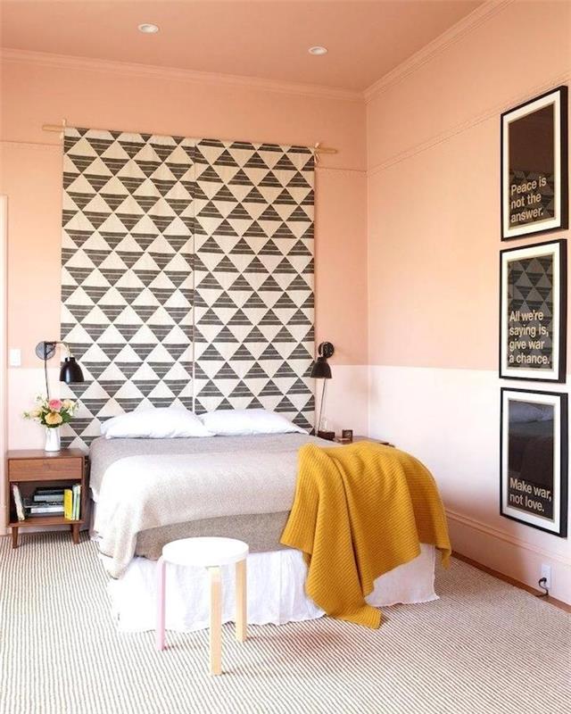 Šiuolaikinė miegamojo sienų tapyba moderuoja labai stiprią ir spalvingą dviejų spalvų baltos ir persikinės oranžinės spalvos sieną