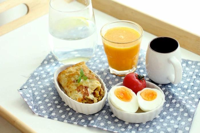 skodelica kave, pomarančni sok, posoda s kuhanim jajcem in paradižnikom, omleta v skledi, kaj naj imam za kosilo