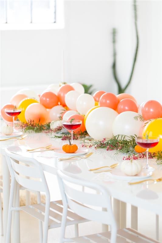osrednje ideje, oranžno beli in rumeni baloni, namizni tekač, bela miza, kozarci za vino, oranžno bele buče