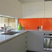 Oranžinė spalva virtuvės interjere naudojama tik prijuostė