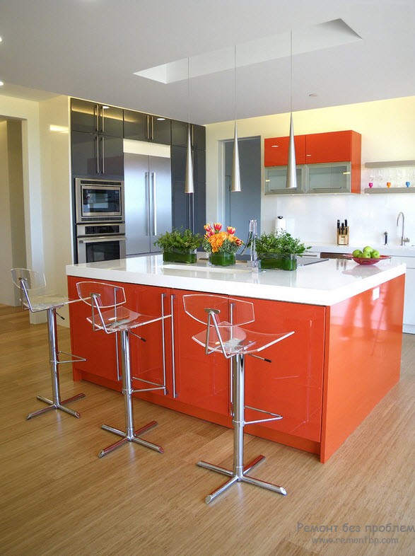 Oranžinis ir juodas virtuvės interjeras, praskiestas balta spalva