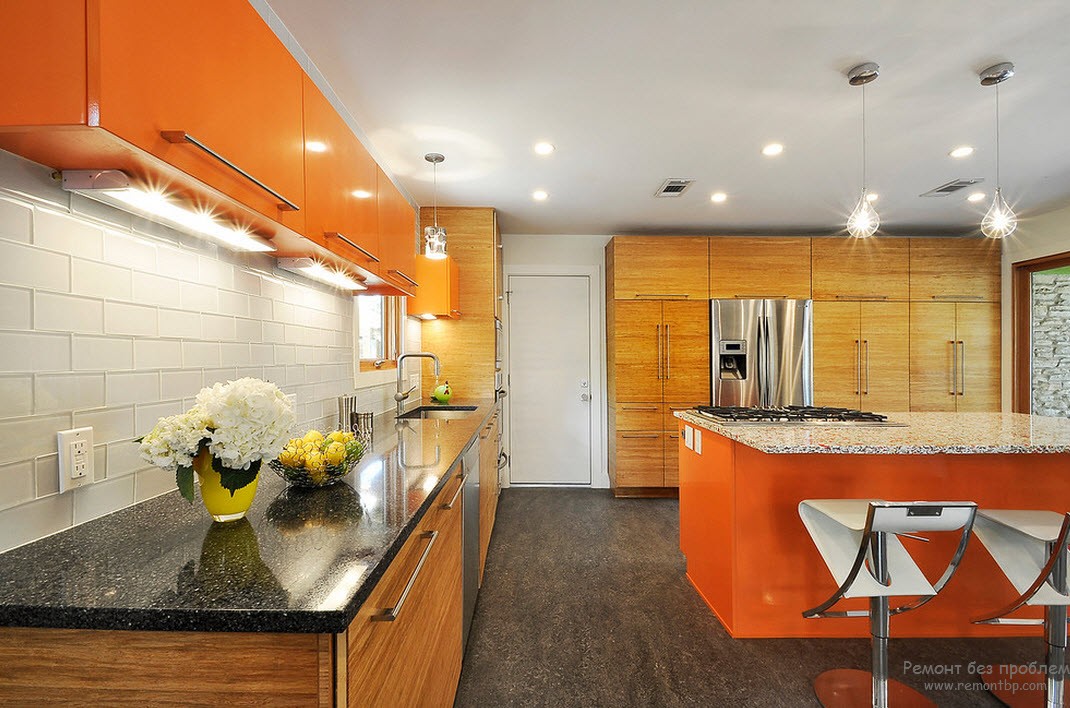 オレンジ色のキッチンを照らすためのスポットおよびその他のライト