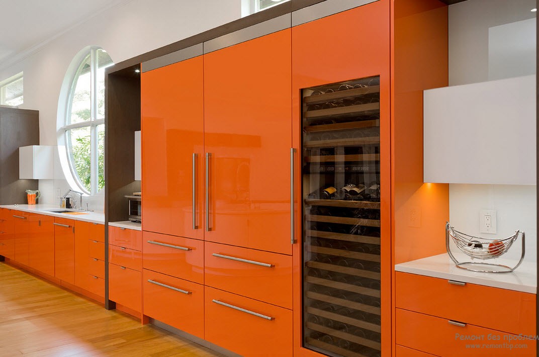 Ryškiai saulėti oranžiniai baldai virtuvės interjere