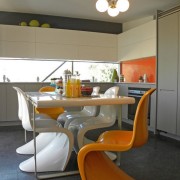 Oranžinės kėdės - virtuvės interjero akcentas