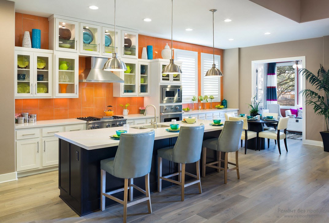 Virtuvės dizainas su oranžine viena siena