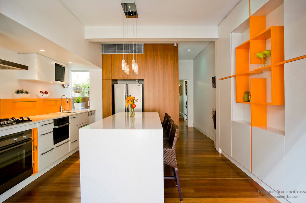 Įspūdingas oranžinis virtuvės interjeras derinamas su balta spalva