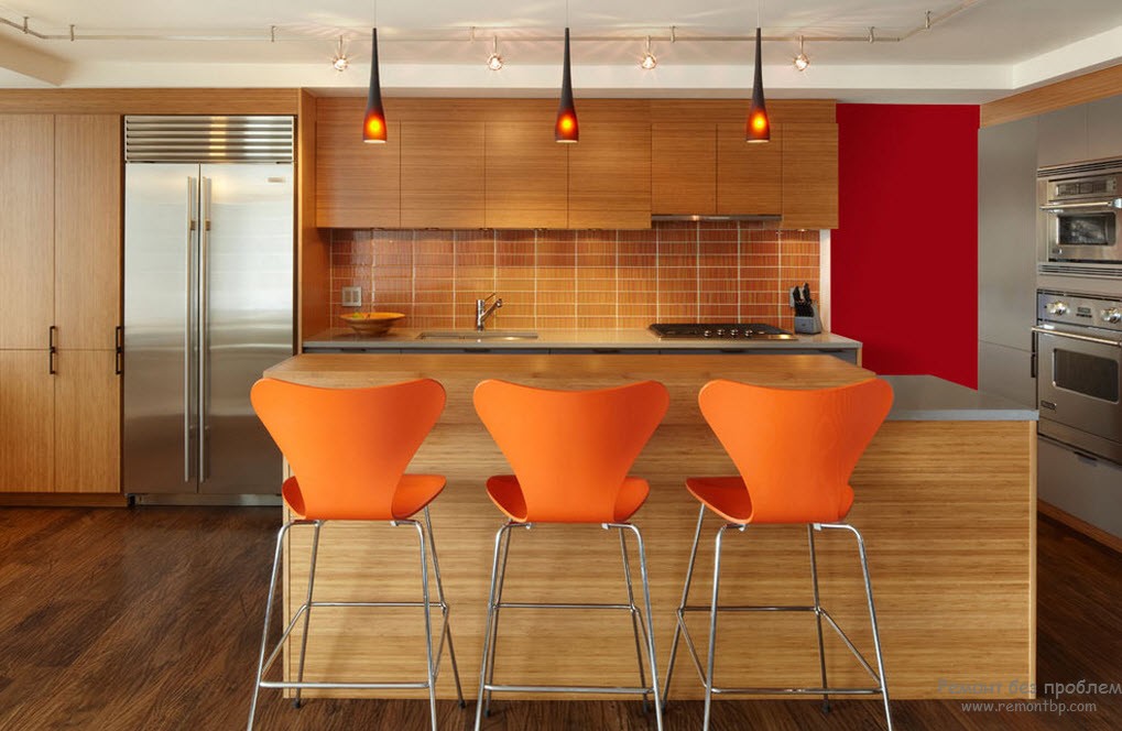 Oranžni stoli v kuhinji