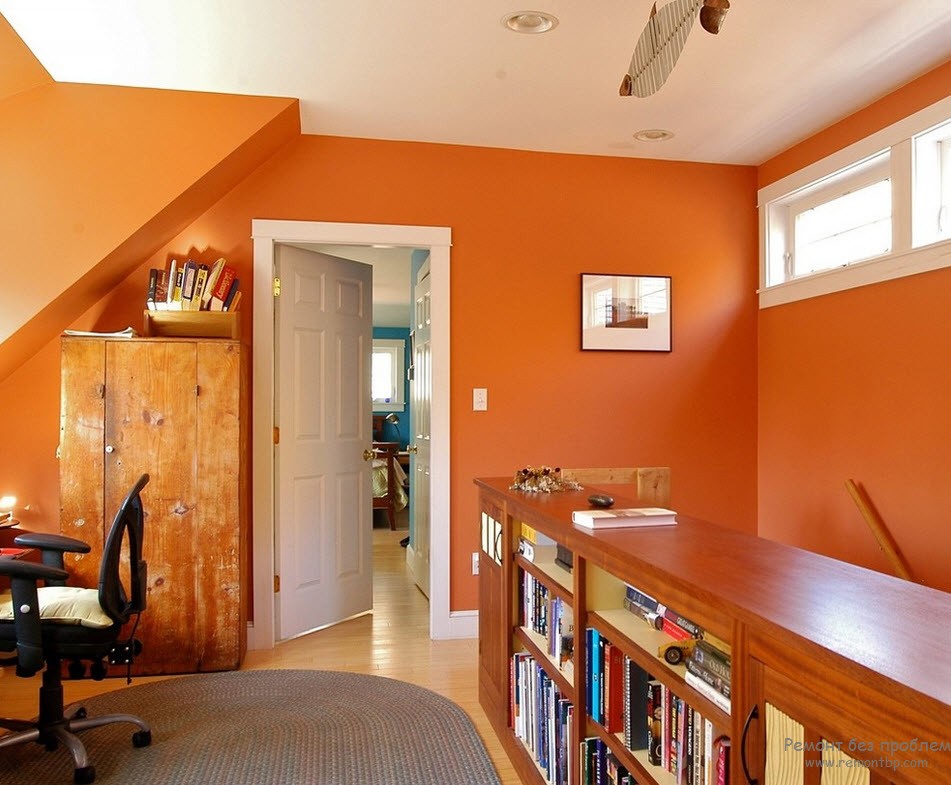 Interior de madera y naranja
