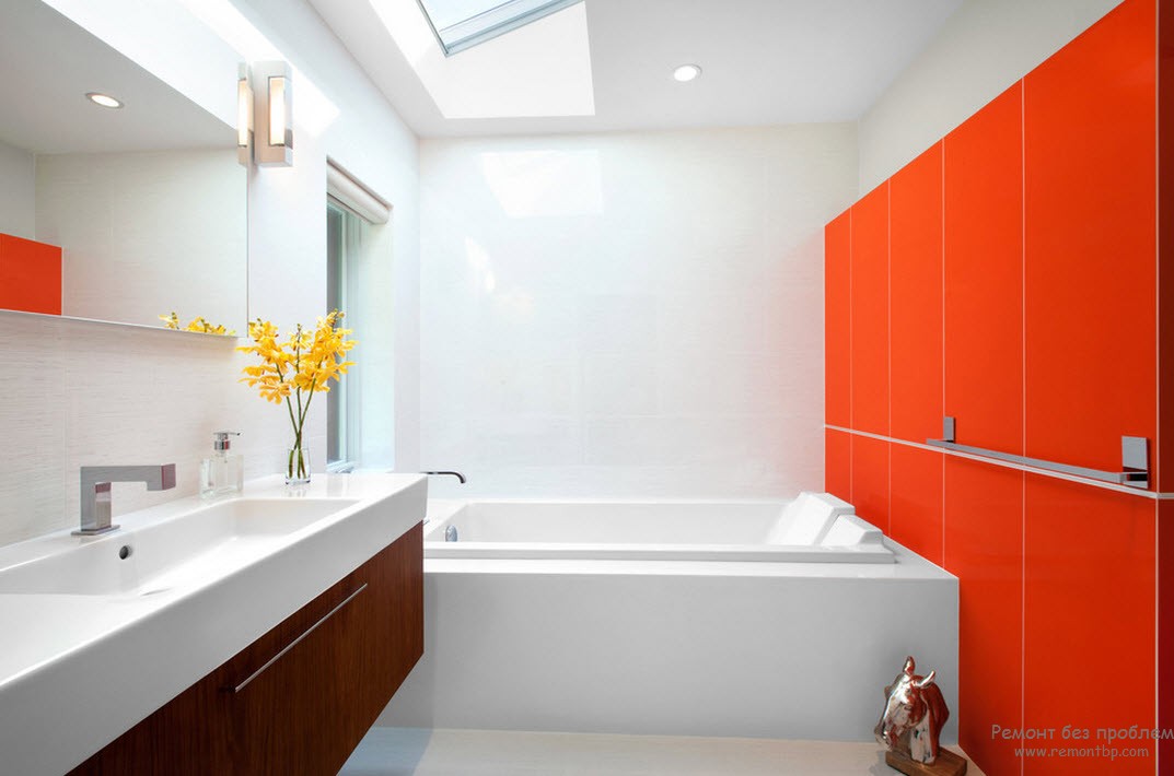 Colores blanco y naranja para el baño