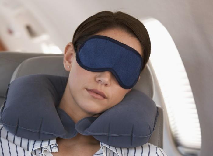 Poslovna ženska, ki spi na letu