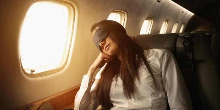 Poslovna ženska pacifiškega otočana spi na zasebnem letalu