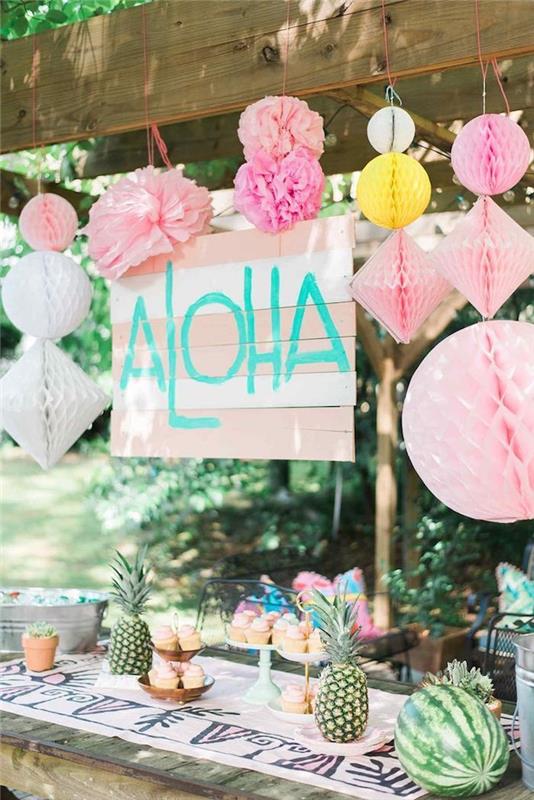 gimtadienio dekoravimo idėja rožinėje, medinėje saldainių juostoje su spalvingais keksiukais, pasteliniu raštu ir ananasų raštu „Hawaii Deco“