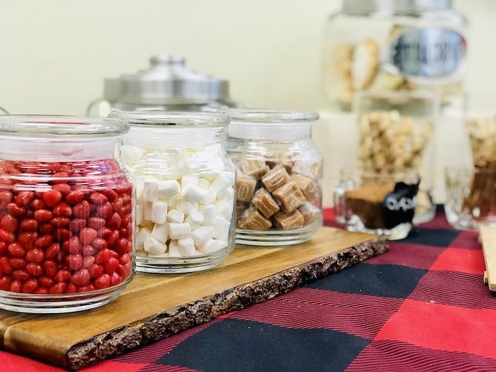 organizirajte samopostrežni bonbonček z rdečimi sladkarijami in belim marshmallowom