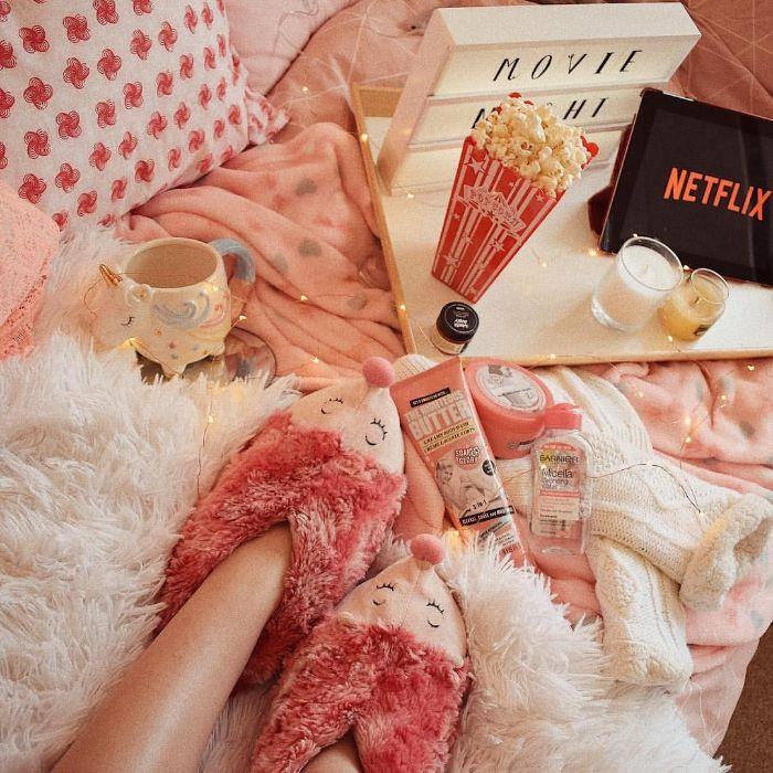 suorganizuokite „Netflix“ vakarą, kad išlaisvintumėte streso idėją apie gimdymą, ką daryti „filx cocooning“ vakaras