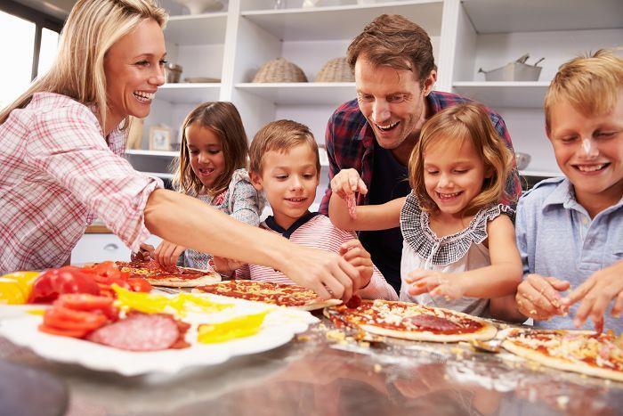 organizuoti šeimyninį picos vakarą namuose užsiėmimai šeimos užsiėmimai vakaras suaugusieji ir vaikai