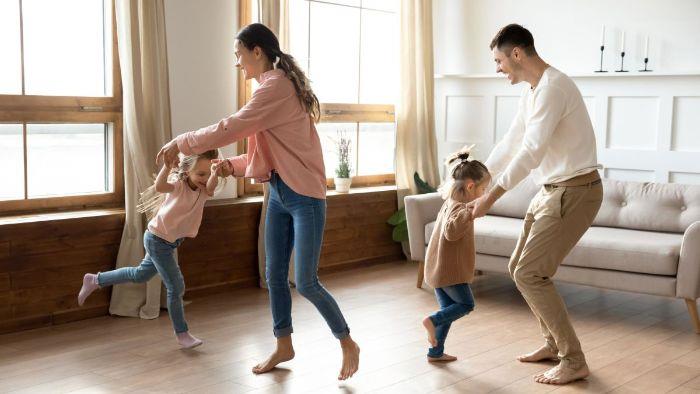 bir akşam aile dansı düzenleyin çocuklara dans etmeyi öğretin eğlenin fikir işgal eğlenceli aile etkinliği