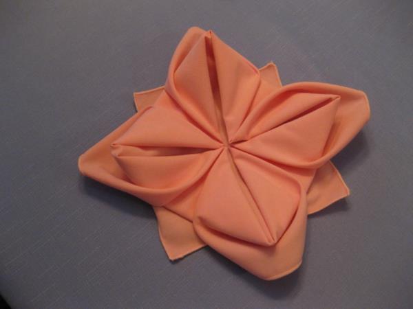 origami prtiček v oranžni barvi