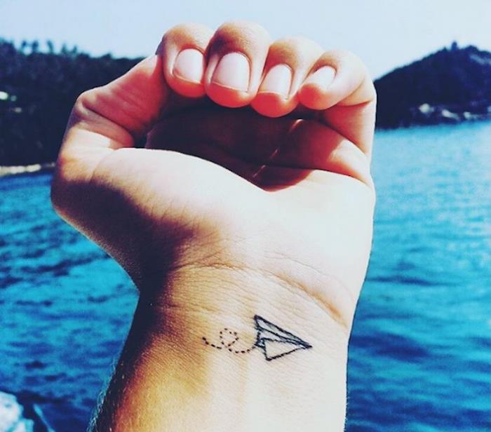 minimalistična ideja tetovaže zapestja oblikovanje tetovaža letalo