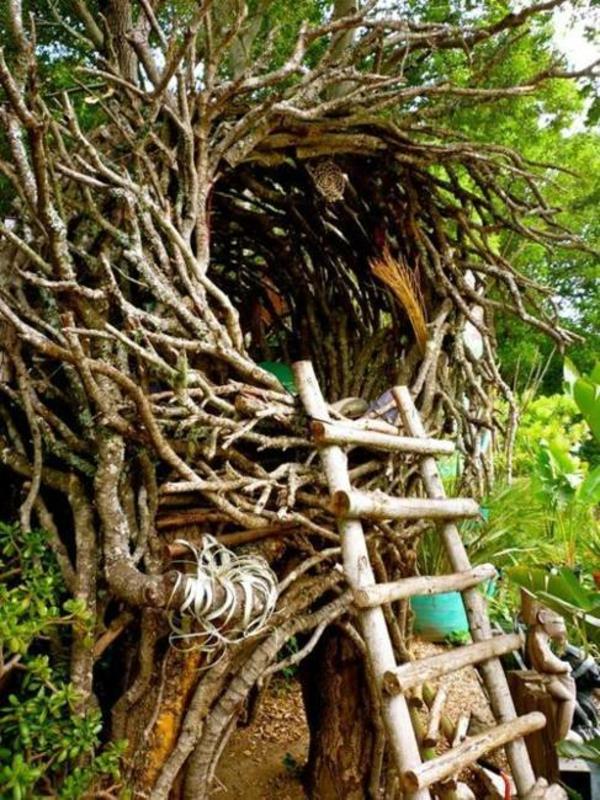 original-design-for-a-a-tree-house-like-a-bird-house