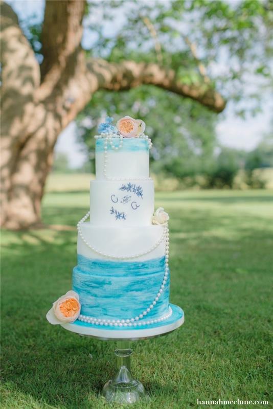 Uždėkite atramines smeigles ant daugiapakopio torto, šokoladinio pyrago viduje, balto ir mėlyno fondanto dekoravimui, vestuvinio torto idėjos, vestuvinio torto įvaizdžio