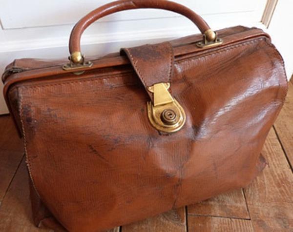 original-travel-bag-in-retro-style-in-usnje-bež