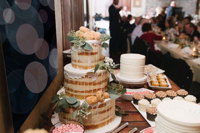 Elnių figūrėlės vestuvių tortas, personalizuotas vestuvių tortas, meilės torto idėja