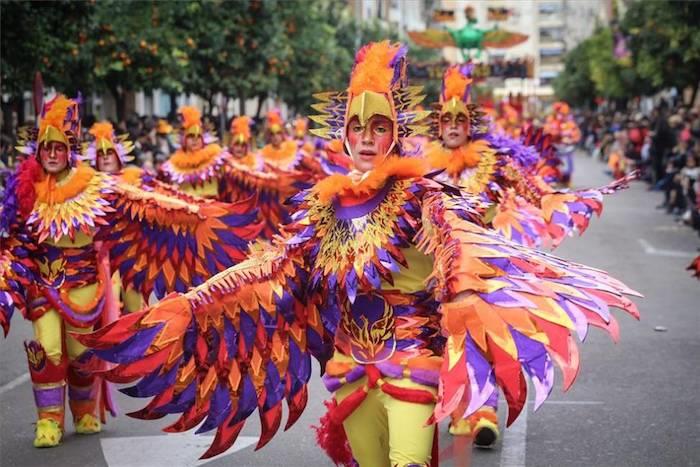 Tenerife'de Karnaval, profesyonel grup kostümü, sokakta karnaval kostümü