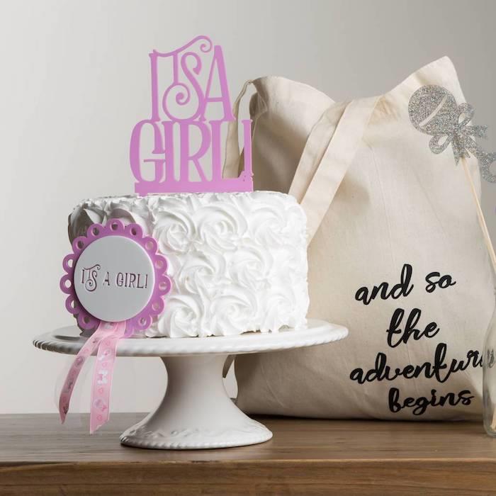Bebek için hediyelerle dolu okul çantası, kız olduğunu duyurmak için baby shower pastası