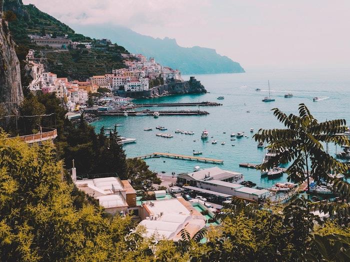 Amalfi Sahili denizin güzel fotoğrafı ve Amalfi şehrinin şehir manzarası fotoğrafı, şehir manzarası görüntüsü, harika ilham verici görüntü fikri