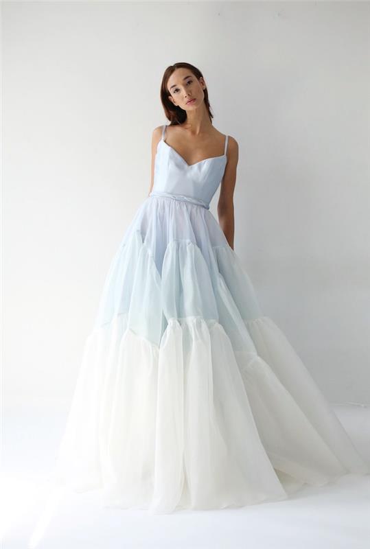 Vestuvių nuotrauka prašmatni vestuvinė suknelė idėja prašmatni ir romantiška vestuvinė suknelė moteris apsirengusi mėlyna ir balta vestuvine suknele