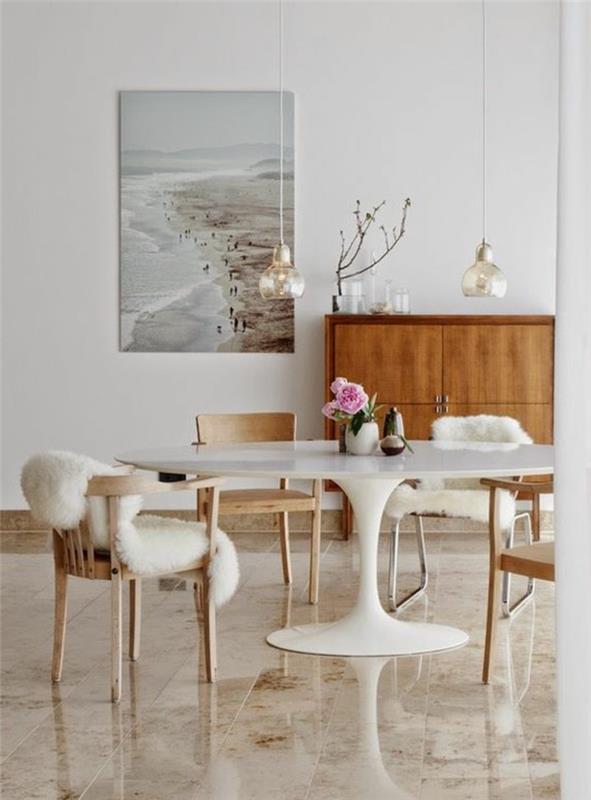 originalus-apvalus-virtuvinis stalas-balta-smėlio spalvos plytelėmis išklotos grindys-medinės kėdės