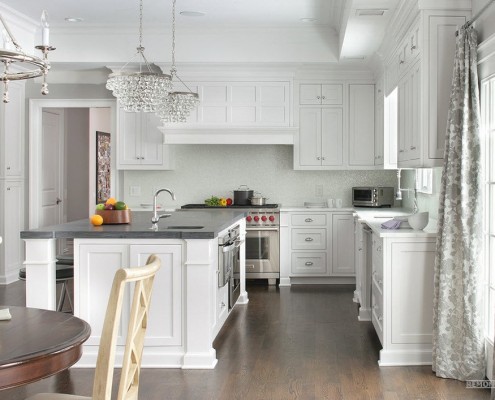 Interior cinza e branco da cozinha