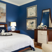 Nasičene modre stene v spalnici
