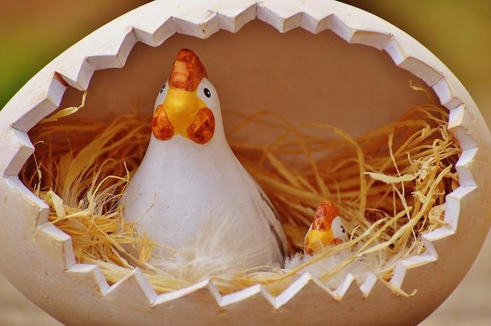 Įtrūkusios kiaušinių keramikos vištienos ir viščiuko figūrėlės, linksmas Velykų humoras, gražūs Velykų vaizdai