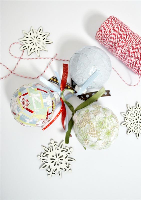 Noel topları, Noel hediyesi ambalaj kağıdına sarılmış, el yapımı Noel dekorasyonu.