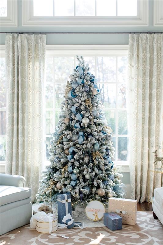deniz kenarı tarzında bir Noel ağacını mavi ve gümüş süslemelerle nasıl süsleyeceğinize dair fikir, sucul Noel ağacı dekorasyonu