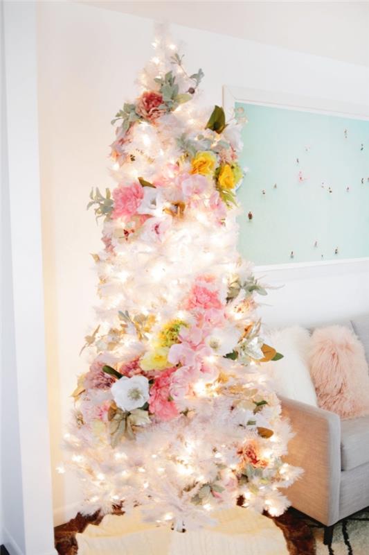 hafif ve çiçek çelenk ile süslenmiş beyaz dalları ile yapay Noel ağacı modeli, bir ağacın nasıl dekore edileceğine dair fikir