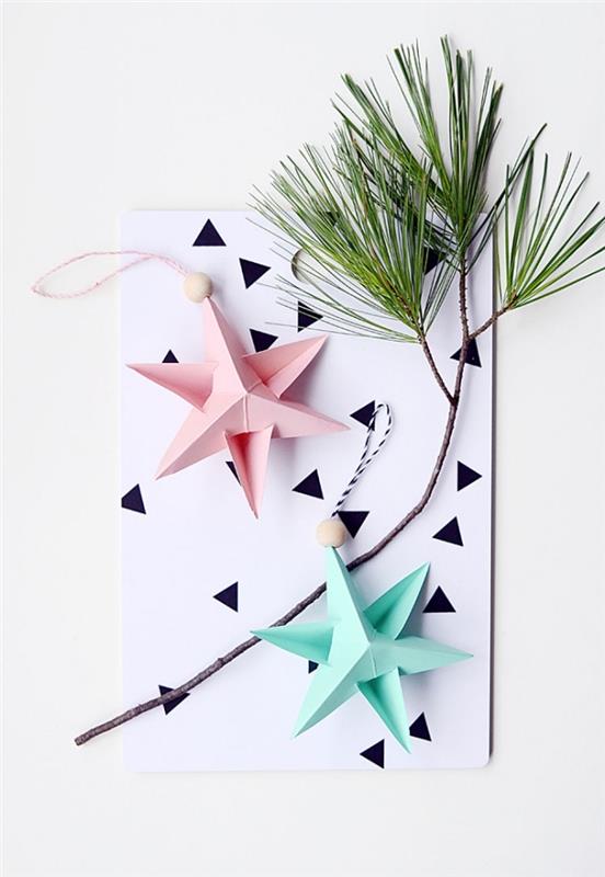 rožinės ir pastelinės spalvos origami eglutės papuošalai su natūralaus medžio karoliukais, skirti švelniam ir moderniam eglutės papuošimui