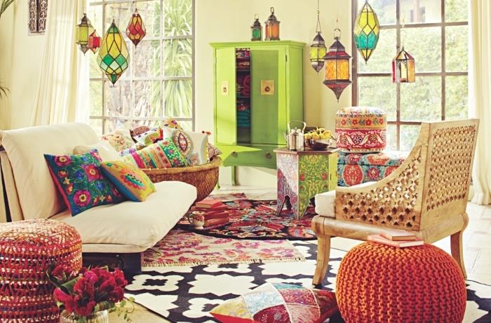modeli maroških visečih svetilk z barvitim mozaičnim dizajnom, tradicionalno dekoracijo dnevne sobe z etničnimi blazinami in preprogami